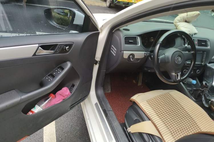 Used Volkswagen Sagitar 2014 1.6L Manual Comfort Model Driver Seat