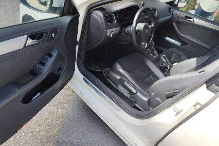 Used Volkswagen Sagitar 2014 Revised Version 1.4TSI Automatic Luxury Edition Driver Seat