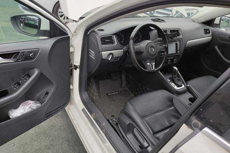 Used Volkswagen Sagitar 2014 Revised Version 1.6L Automatic Comfort Edition Driver Seat