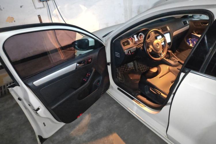 Used Volkswagen Sagitar 2014 Revised Version 1.4TSI Automatic Luxury Edition Driver Seat