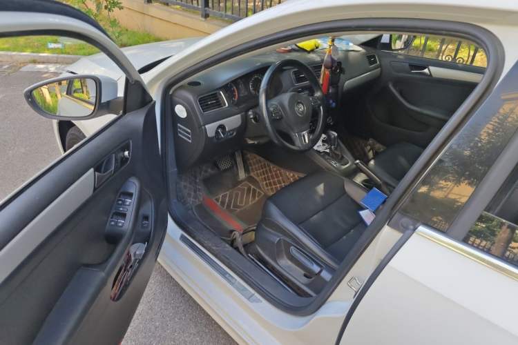 Used Volkswagen Sagitar 2014 1.4TSI Automatic Luxury Model Driver Seat
