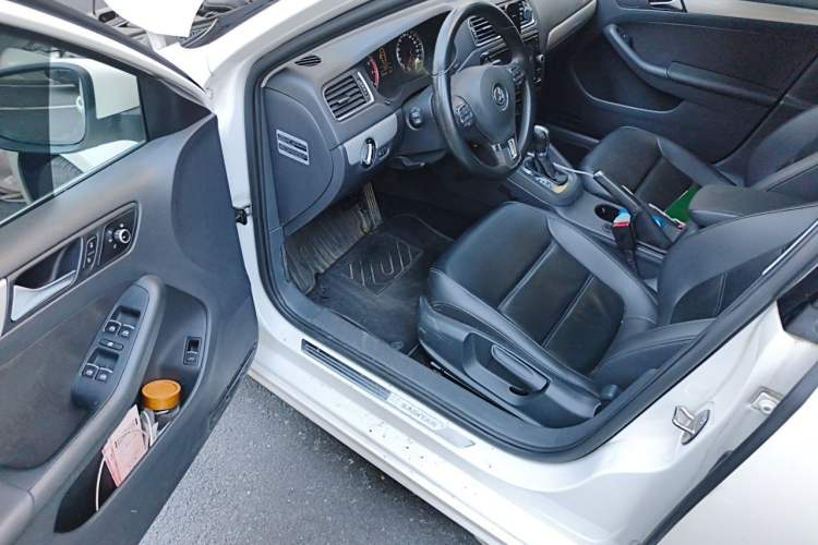 Used Volkswagen Sagitar 2014 1.4TSI Automatic Luxury Model Driver Seat