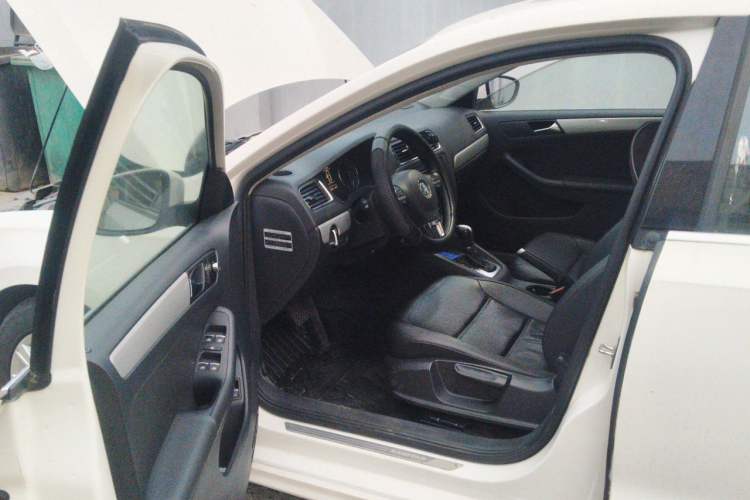 Used Volkswagen Sagitar 2014 1.4TSI Automatic Luxury Model Driver Seat