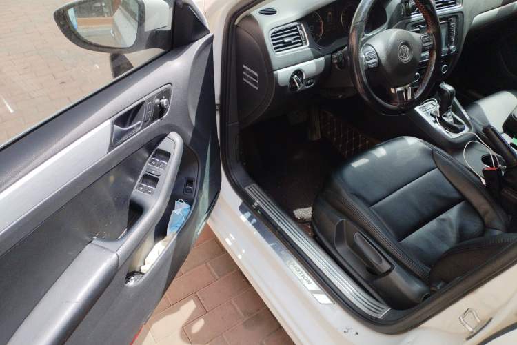 Used Volkswagen Sagitar 2014 Revised 1.4TSI BlueMotion Edition Driver Seat