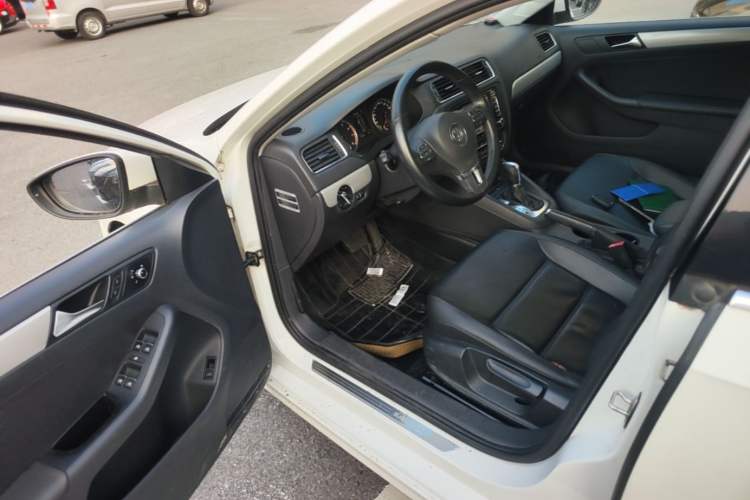 Used Volkswagen Sagitar 2014 1.4TSI Automatic Luxury Model Driver Seat