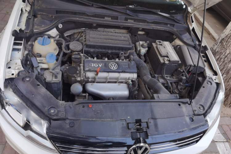 Used Volkswagen Sagitar 2014 1.6L Manual Comfort Model Engine Bay