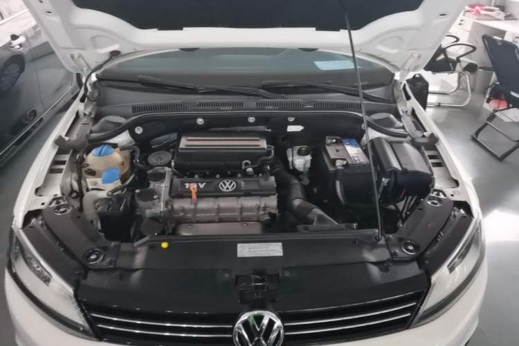 Used Volkswagen Sagitar 2014 Revised Version 1.6L Manual Leading Edition Engine Bay