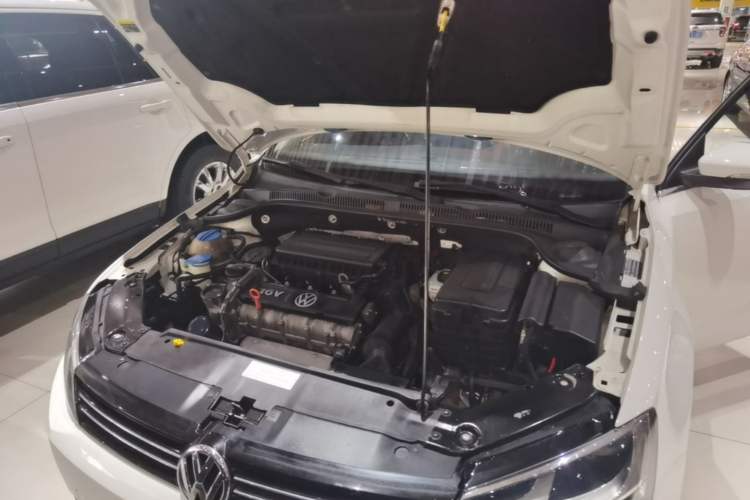 Used Volkswagen Sagitar 2014 Revised Version 1.6L Automatic Leading Edition Engine Bay