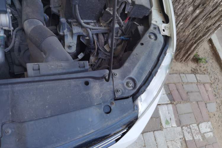 Used Volkswagen Sagitar 2014 1.6L Manual Comfort Model Engine Bay Left