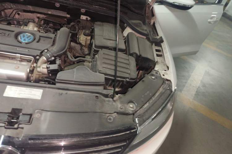 Used Volkswagen Sagitar 2014 1.4TSI Automatic Luxury Model Engine Bay Left