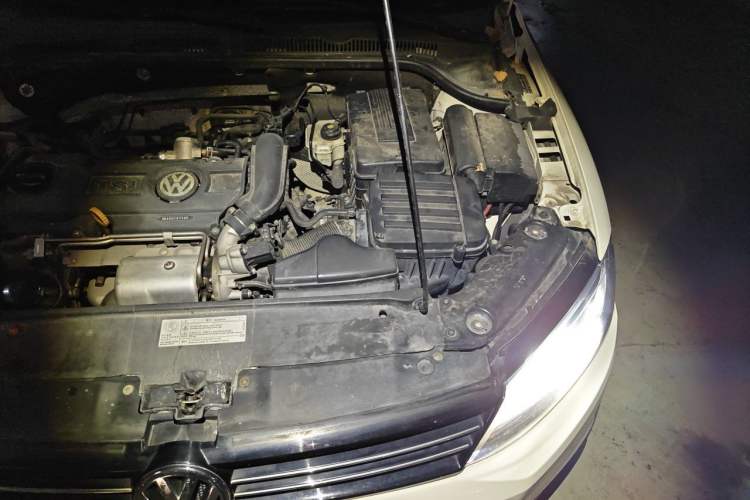 Used Volkswagen Sagitar 2014 1.4TSI Automatic Luxury Model Engine Bay Left
