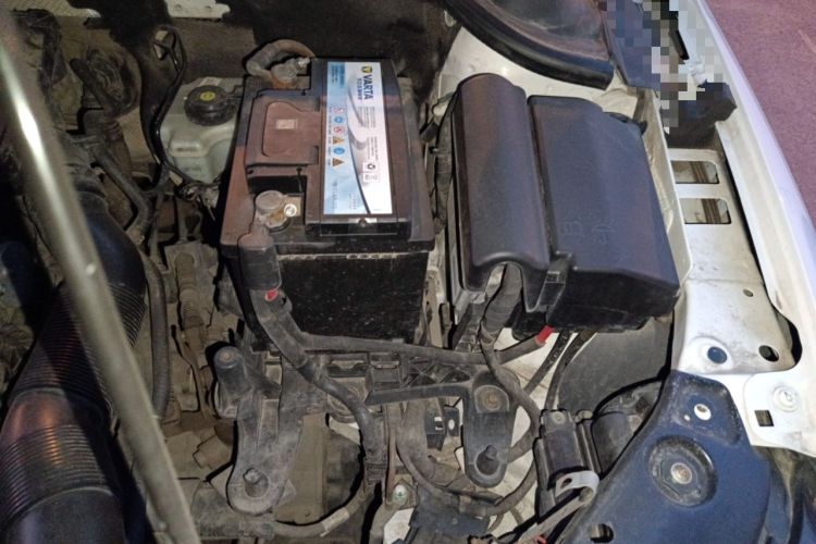 Used Volkswagen Sagitar 2014 1.6L Manual Comfort Model Engine Bay Left