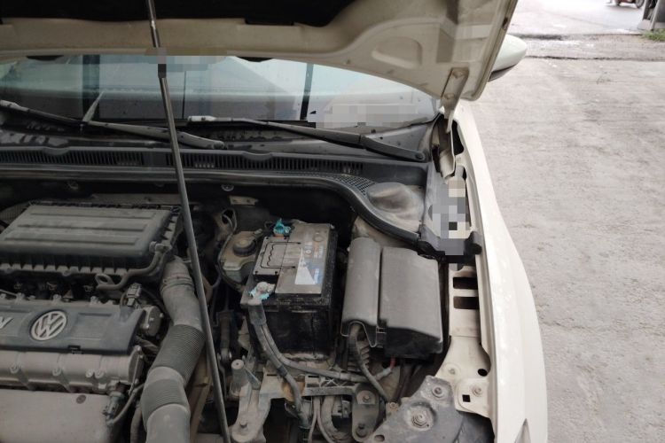 Used Volkswagen Sagitar 2014 1.6L Manual Comfort Model Engine Bay Left