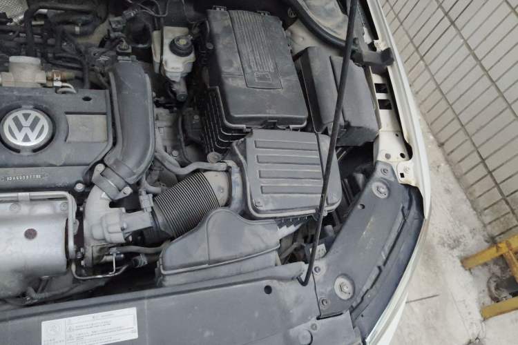Used Volkswagen Sagitar 2014 1.4TSI Automatic Luxury Model Engine Bay Left