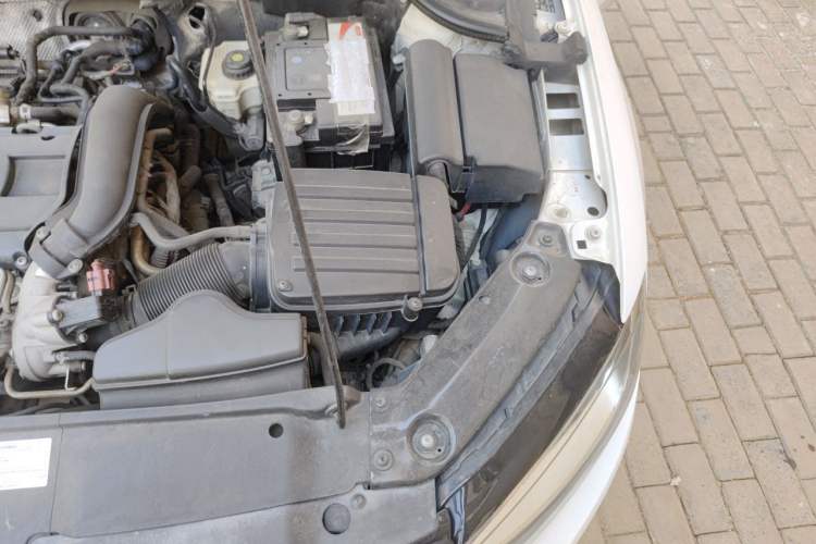 Used Volkswagen Sagitar 2014 1.4TSI Manual Luxury Model Engine Bay Left