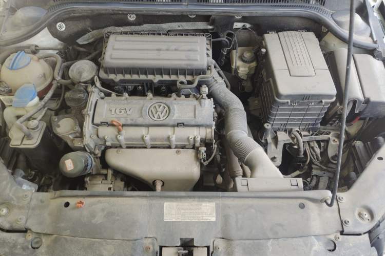 Used Volkswagen Sagitar 2014 1.6L Automatic Fashion Model Engine Bay