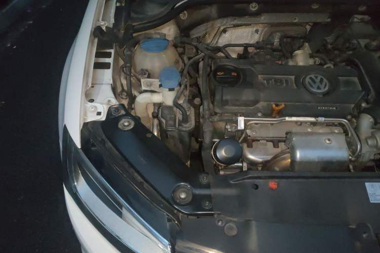 Used Volkswagen Sagitar 2014 1.4TSI Automatic Luxury Model Engine Bay Right