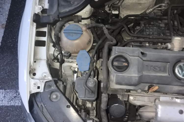 Used Volkswagen Sagitar 2014 1.4TSI Automatic Luxury Model Engine Bay Right