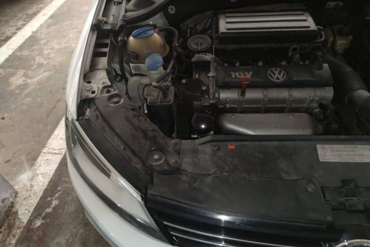 Used Volkswagen Sagitar 2014 1.6L Automatic Comfort Model Engine Bay Right