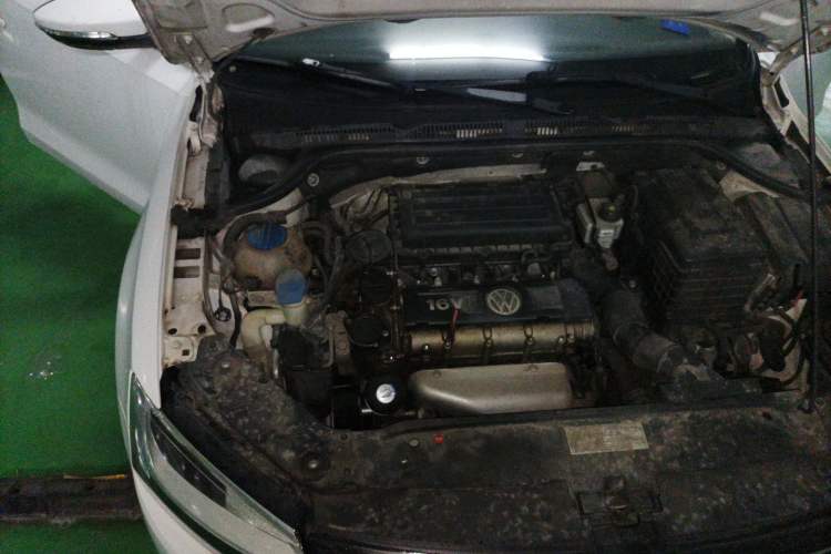 Used Volkswagen Sagitar 2014 1.6L Automatic Comfort Model Engine Bay Right