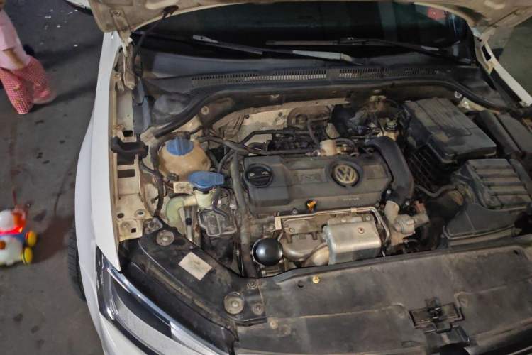 Used Volkswagen Sagitar 2014 1.4TSI Automatic Luxury Model Engine Bay Right