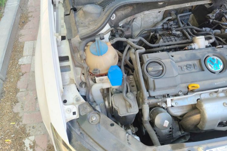 Used Volkswagen Sagitar 2014 1.4TSI Automatic Luxury Model Engine Bay Right