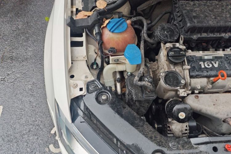 Used Volkswagen Sagitar 2014 1.6L Automatic Comfort Model Engine Bay Right