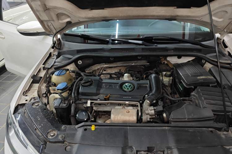 Used Volkswagen Sagitar 2014 1.4TSI Automatic Luxury Model Engine Bay Right