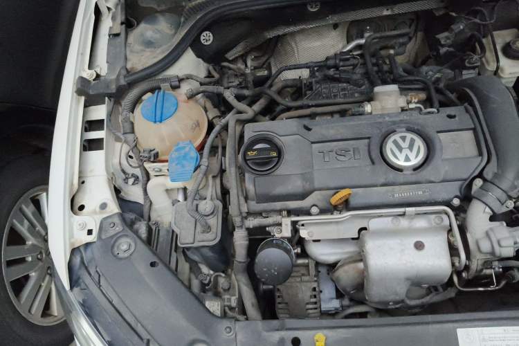 Used Volkswagen Sagitar 2014 1.4TSI Automatic Luxury Model Engine Bay Right