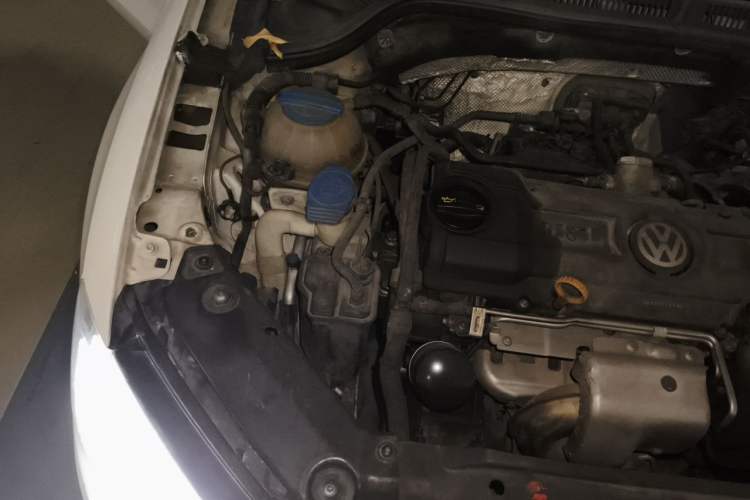 Used Volkswagen Sagitar 2014 1.4TSI Automatic Luxury Model Engine Bay Right