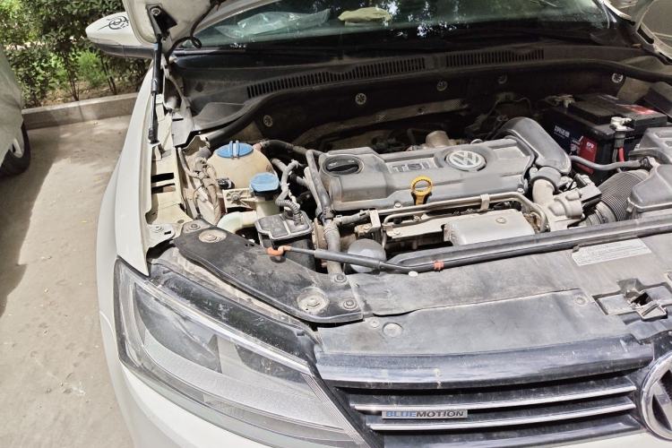 Used Volkswagen Sagitar 2014 1.4TSI BlueMotion Edition Engine Bay Right