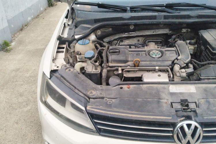 Used Volkswagen Sagitar 2014 1.4TSI Automatic Luxury Model Engine Bay Right