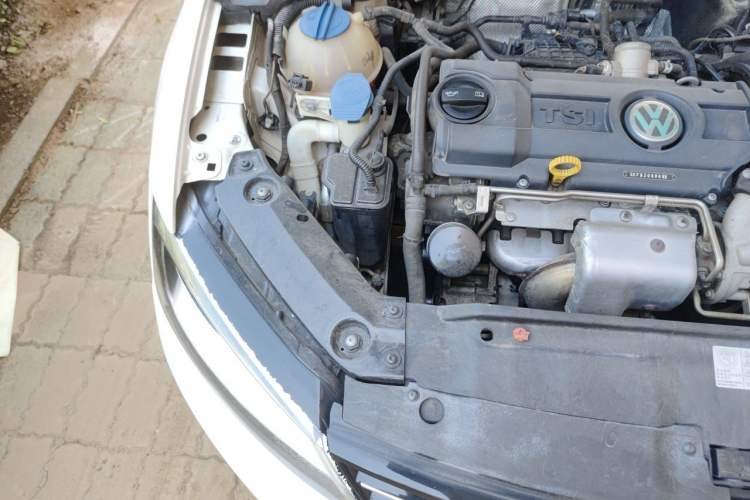 Used Volkswagen Sagitar 2014 1.4TSI Manual Luxury Model Engine Bay Right