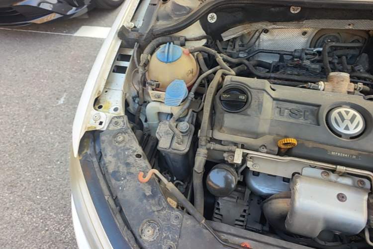 Used Volkswagen Sagitar 2014 1.4TSI Automatic Luxury Model Engine Bay Right