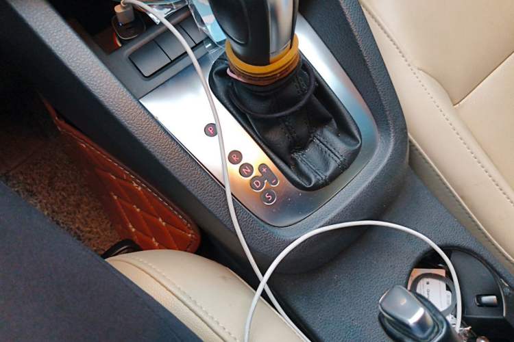 Used Volkswagen Sagitar 2014 Revised Version 1.4TSI Automatic Luxury Edition Gear Lever
