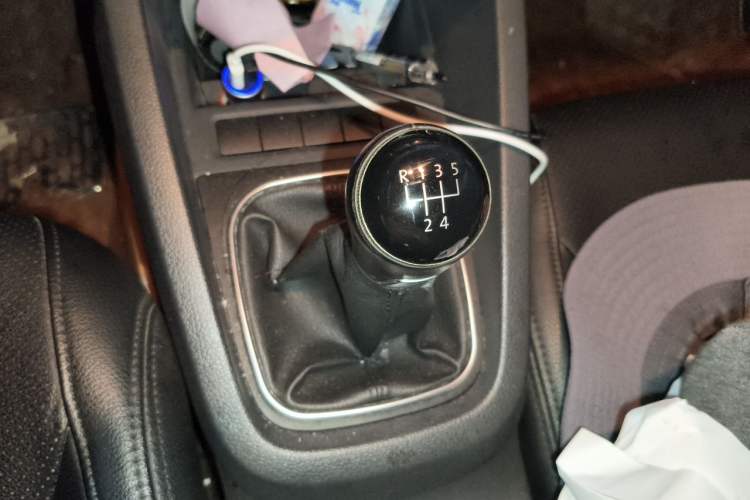 Used Volkswagen Sagitar 2014 Revised Version 1.6L Manual Comfort Edition Gear Lever