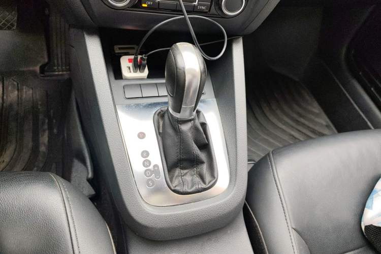 Used Volkswagen Sagitar 2014 Revised Version 1.4TSI Automatic Luxury Edition Gear Lever