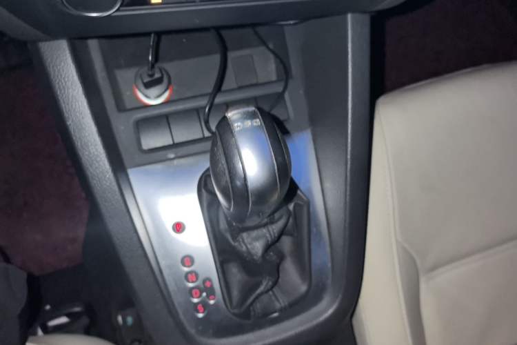 Used Volkswagen Sagitar 2014 1.4TSI Automatic Luxury Model Gear Lever