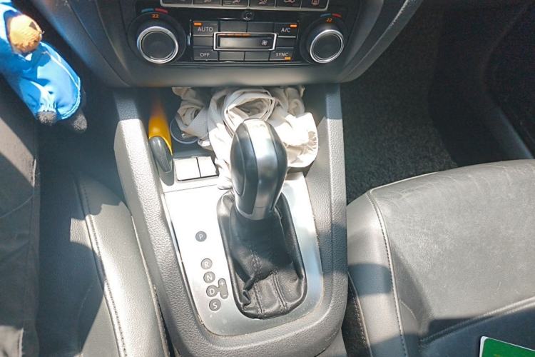 Used Volkswagen Sagitar 2014 Revised Version 1.4TSI Automatic Luxury Edition Gear Lever