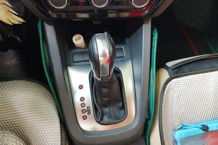 Used Volkswagen Sagitar 2014 Revised Version 1.6L Automatic Comfort Edition Gear Lever