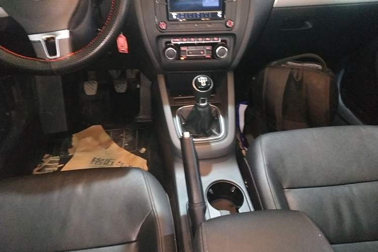 Used Volkswagen Sagitar 2014 Revised Version 1.4TSI Manual Luxury Edition Gear Lever
