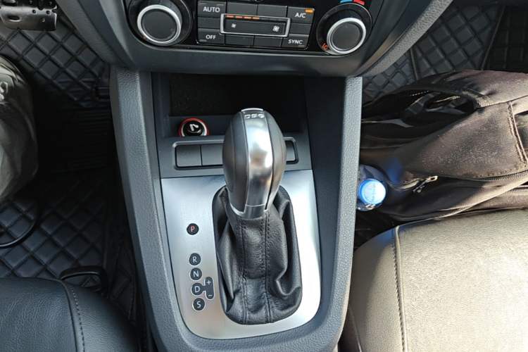 Used Volkswagen Sagitar 2014 Revised Version 1.4TSI Automatic Luxury Edition Gear Lever