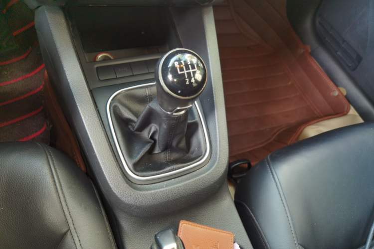 Used Volkswagen Sagitar 2014 1.6L Manual Comfort Model Gear Lever