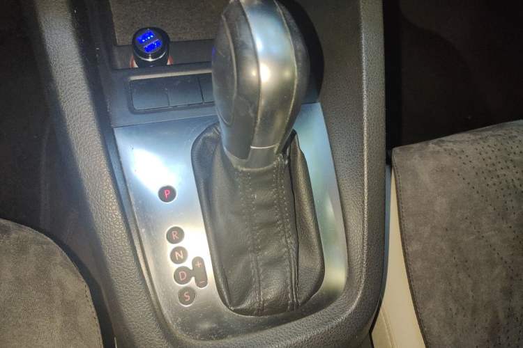 Used Volkswagen Sagitar 2014 Revised Version 1.6L Automatic Comfort Edition Gear Lever
