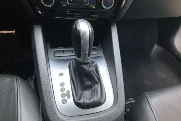Used Volkswagen Sagitar 2014 Revised Version 1.4TSI Automatic Luxury Edition Gear Lever