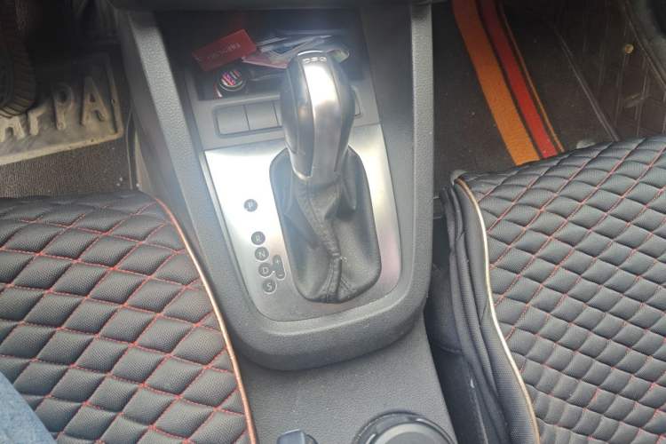 Used Volkswagen Sagitar 2014 Revised Version 1.4TSI Automatic Luxury Edition Gear Lever