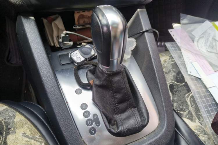 Used Volkswagen Sagitar 2014 1.4TSI Automatic Luxury Model Gear Lever