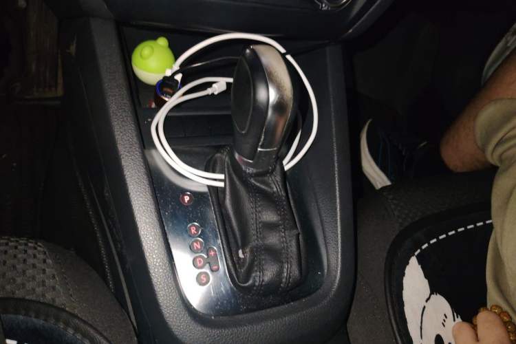 Used Volkswagen Sagitar 2014 Revised Version 1.6L Automatic Comfort Edition Gear Lever