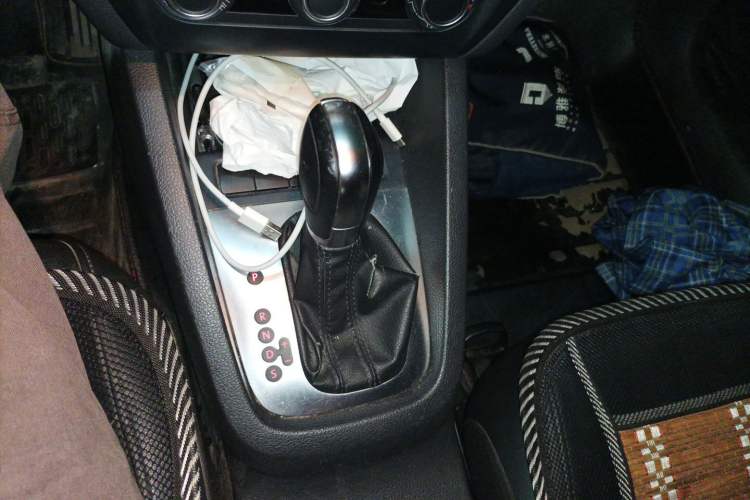 Used Volkswagen Sagitar 2014 1.6L Automatic Comfort Model Gear Lever