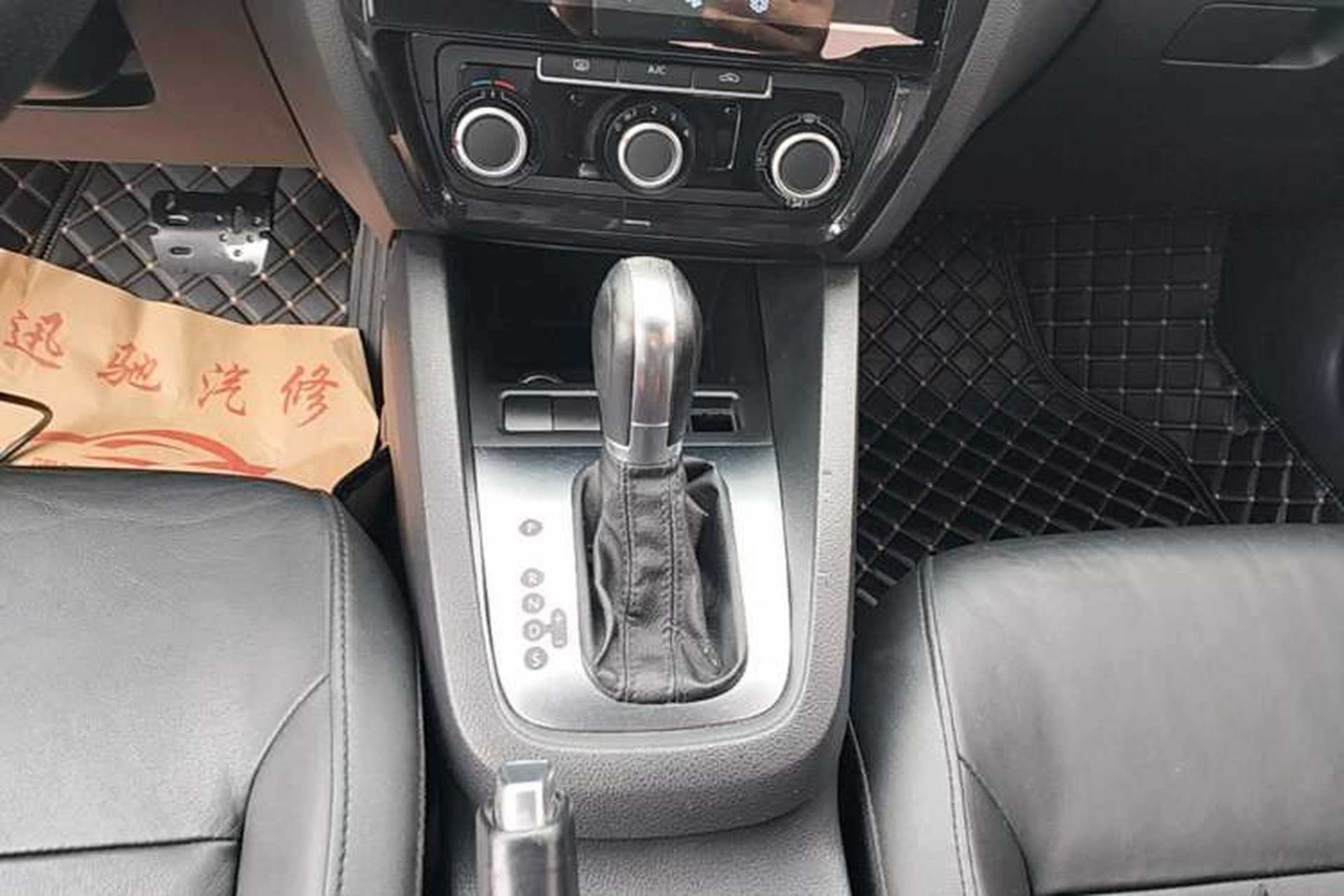 Used Volkswagen Sagitar 2014 1.6L Automatic Comfort Model Gear Lever